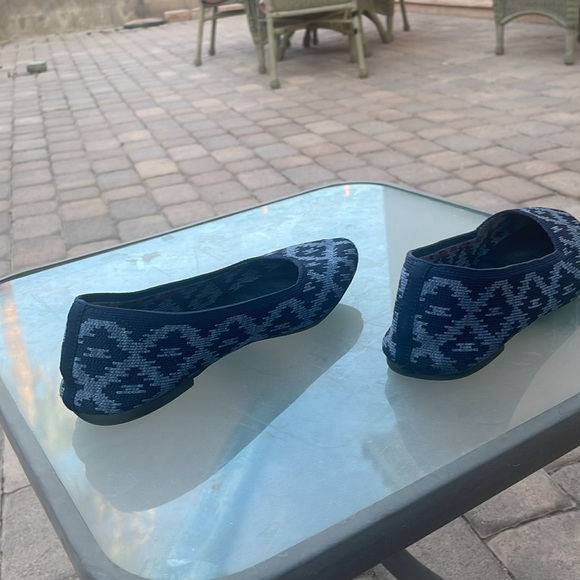 Fabric almond toe sketchers. Good condition. Lots of wear left. - Picture 4 of 4